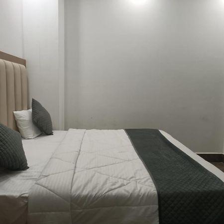 Hotel Whitehouse Ac Family Room Агра Экстерьер фото
