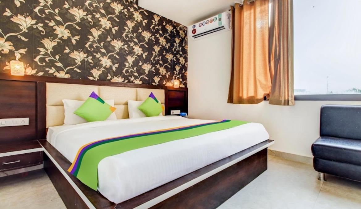 Hotel Whitehouse Ac Family Room Агра Экстерьер фото