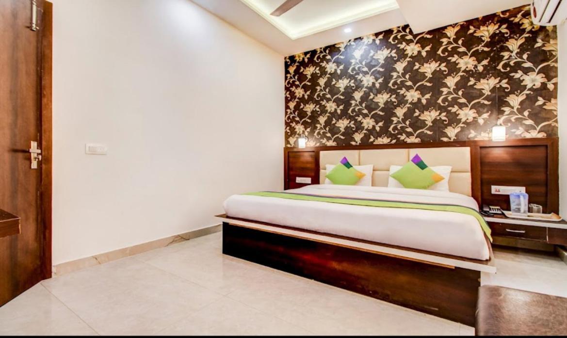 Hotel Whitehouse Ac Family Room Агра Экстерьер фото