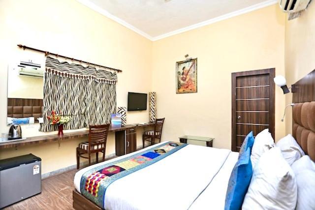 Hotel Whitehouse Ac Family Room Агра Экстерьер фото