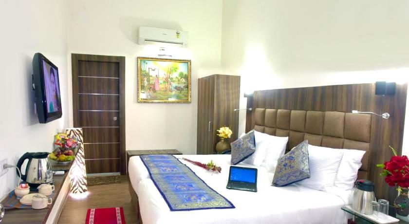 Hotel Whitehouse Ac Family Room Агра Экстерьер фото