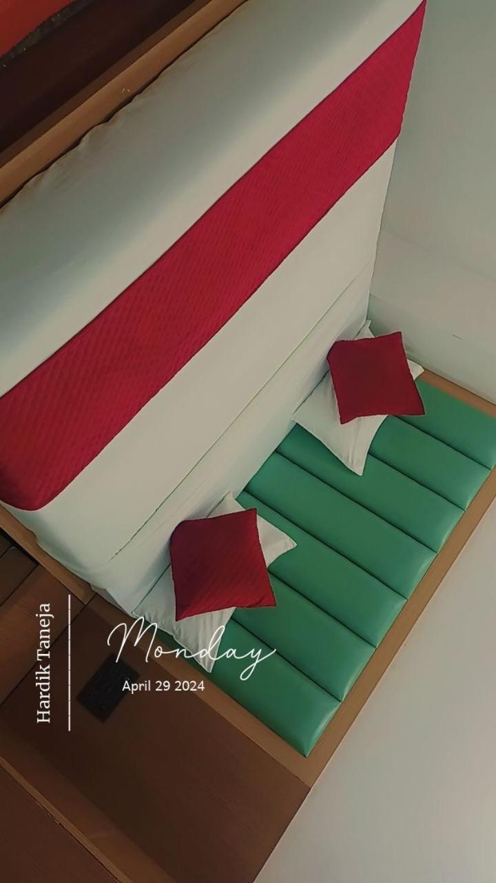 Hotel Whitehouse Ac Family Room Агра Экстерьер фото