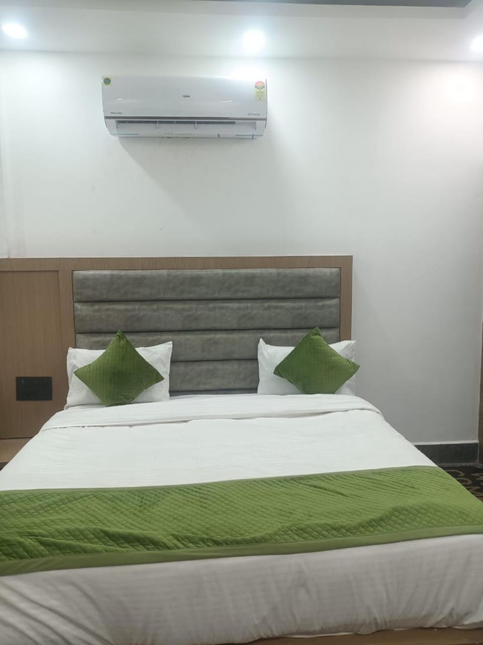 Hotel Whitehouse Ac Family Room Агра Экстерьер фото