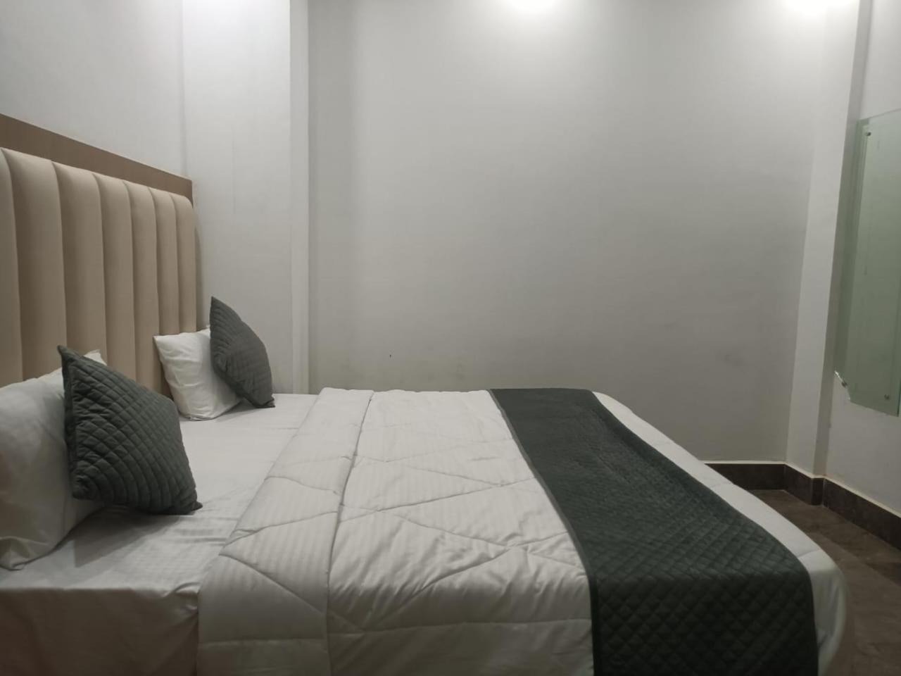 Hotel Whitehouse Ac Family Room Агра Экстерьер фото