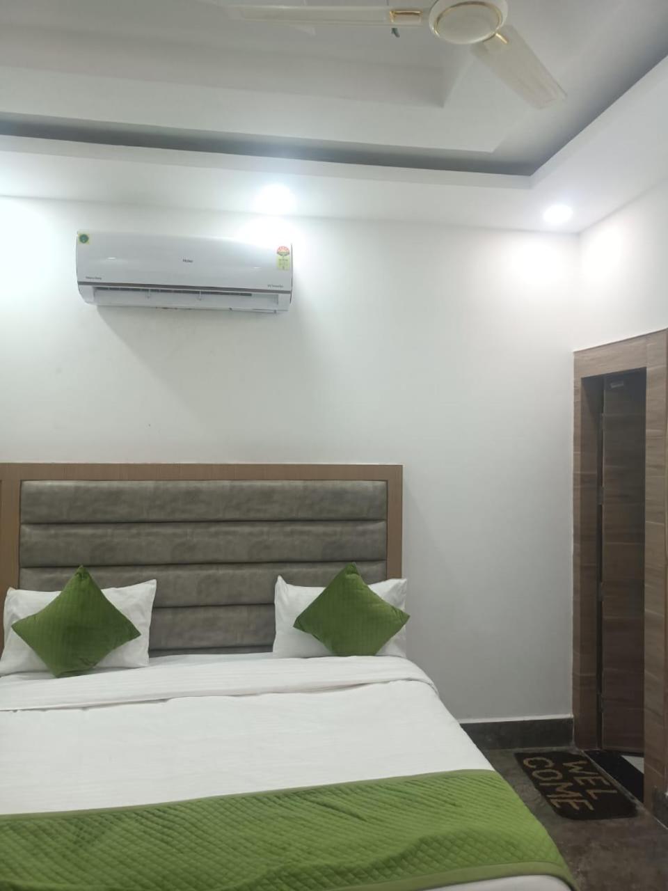 Hotel Whitehouse Ac Family Room Агра Экстерьер фото