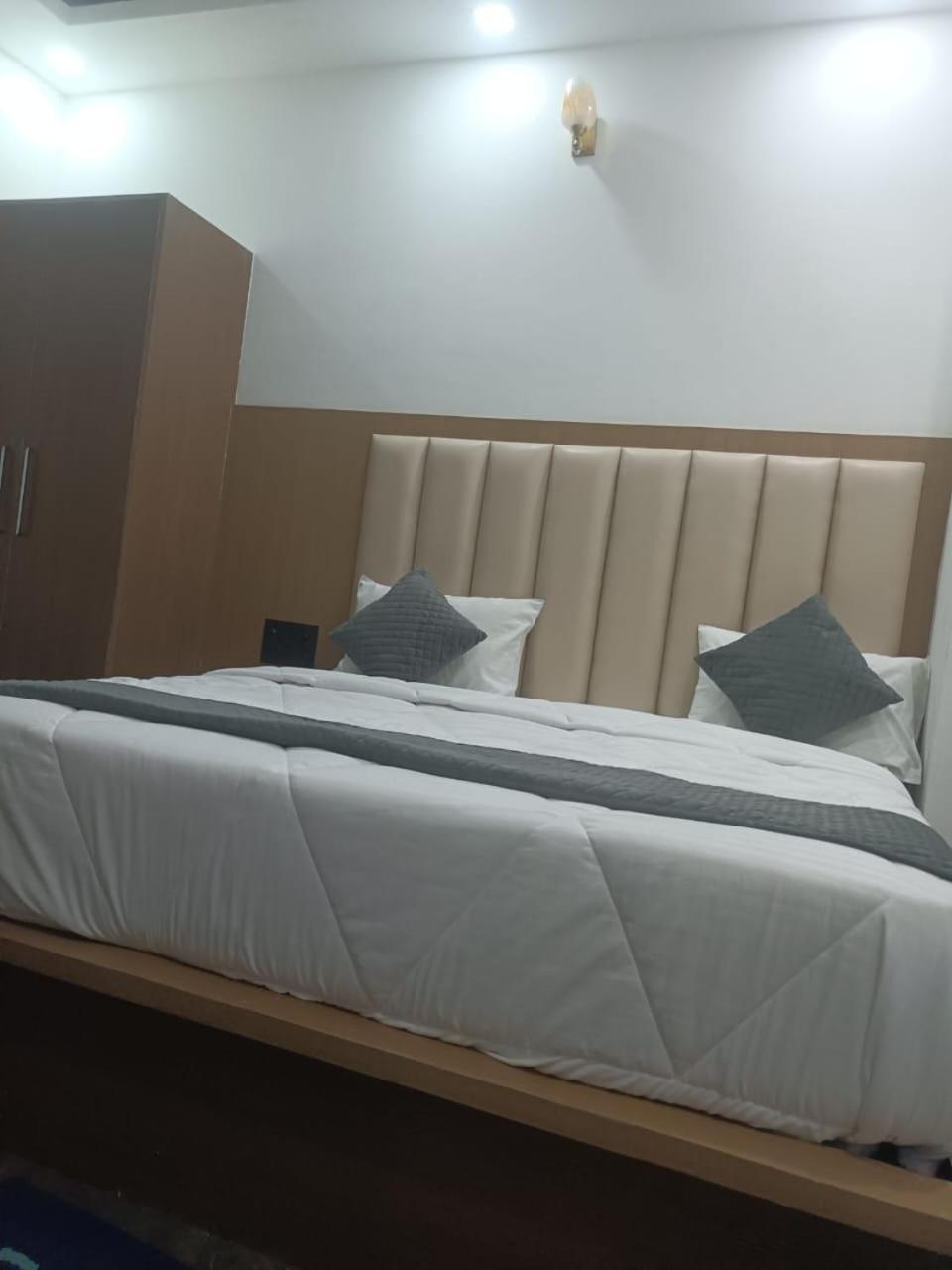 Hotel Whitehouse Ac Family Room Агра Экстерьер фото