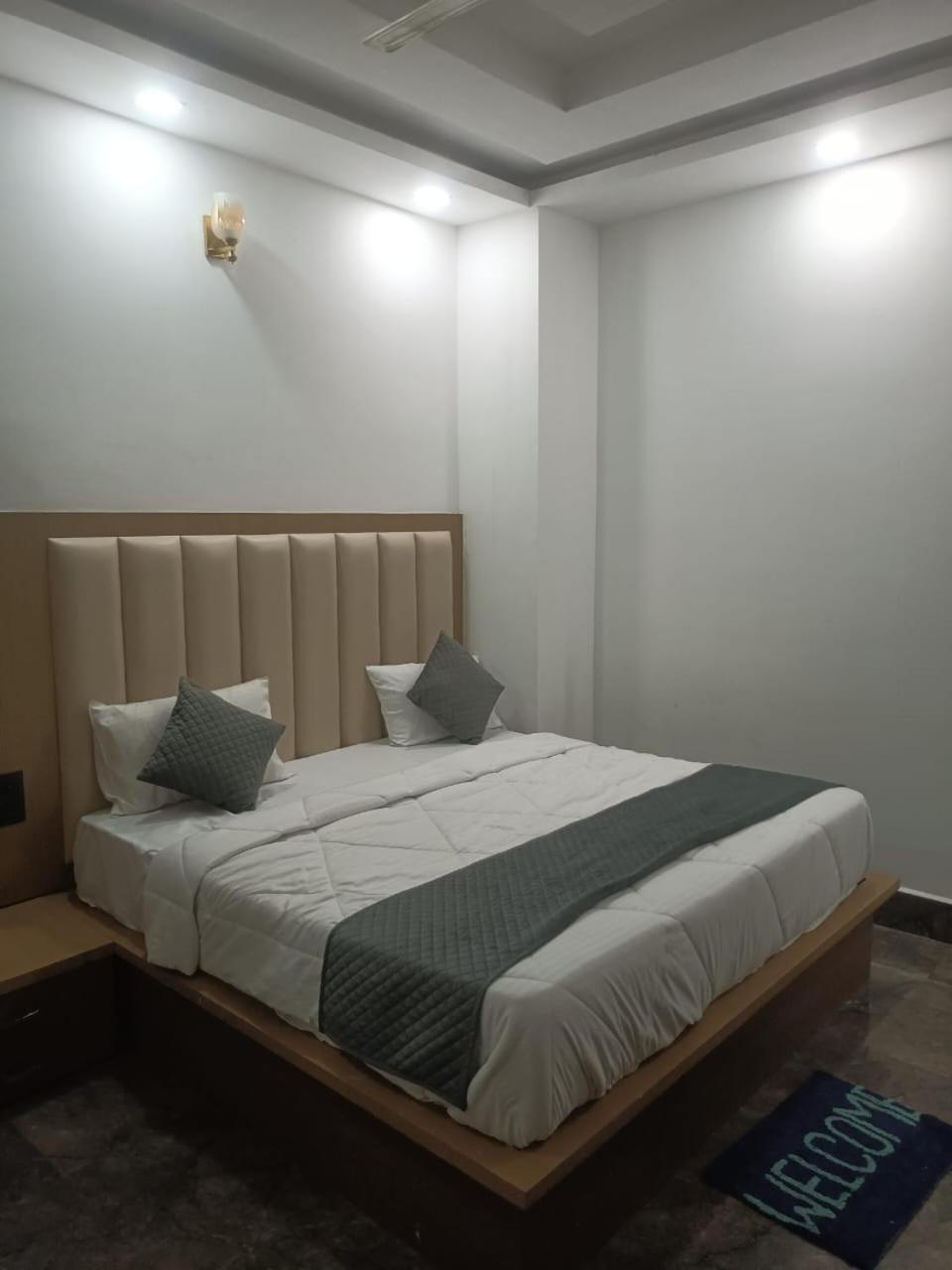 Hotel Whitehouse Ac Family Room Агра Экстерьер фото