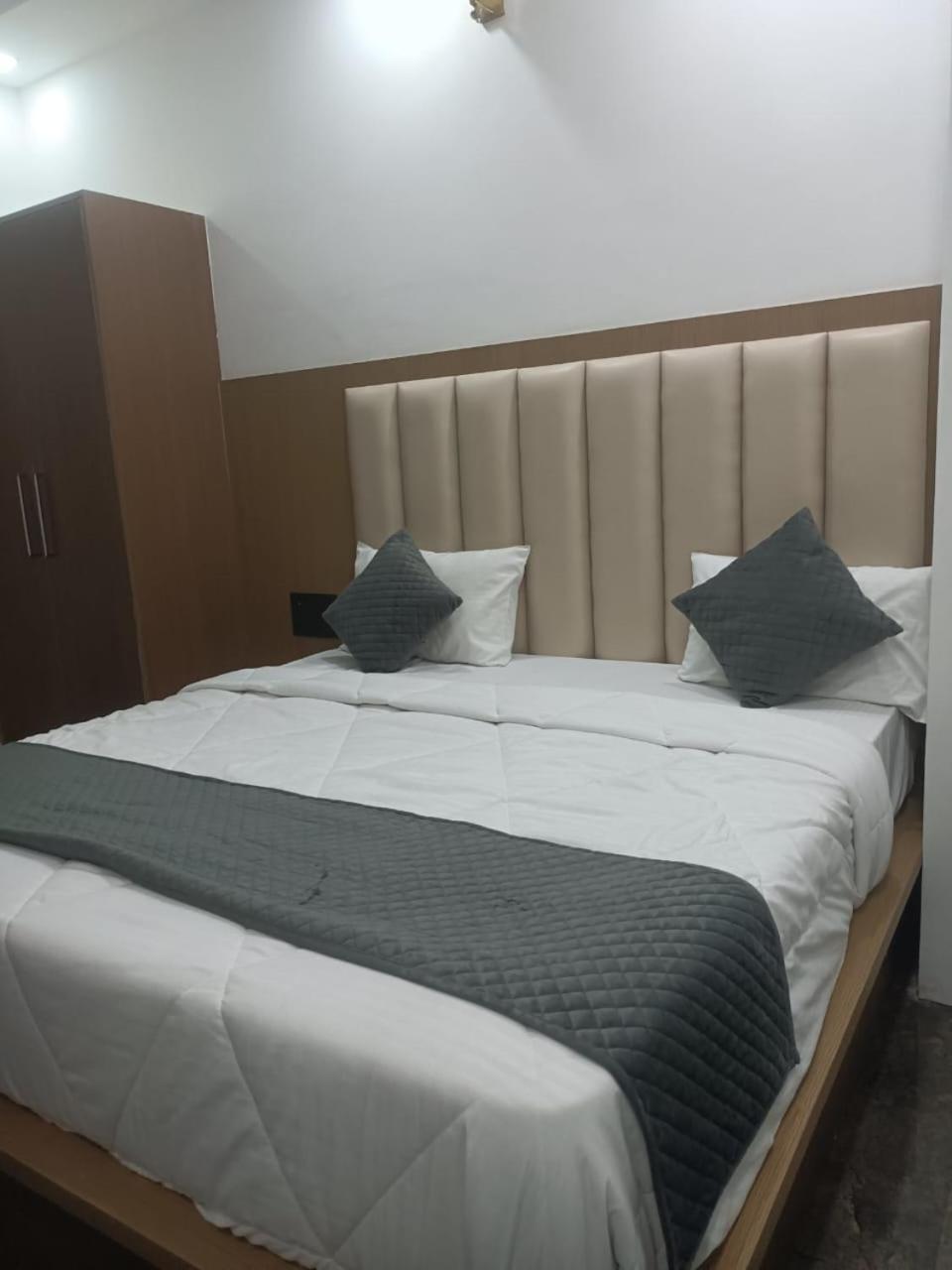 Hotel Whitehouse Ac Family Room Агра Экстерьер фото