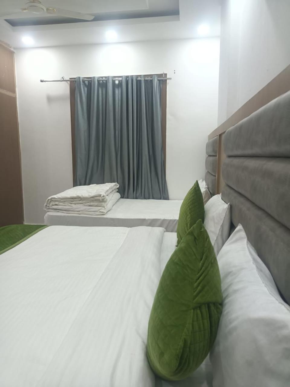 Hotel Whitehouse Ac Family Room Агра Экстерьер фото