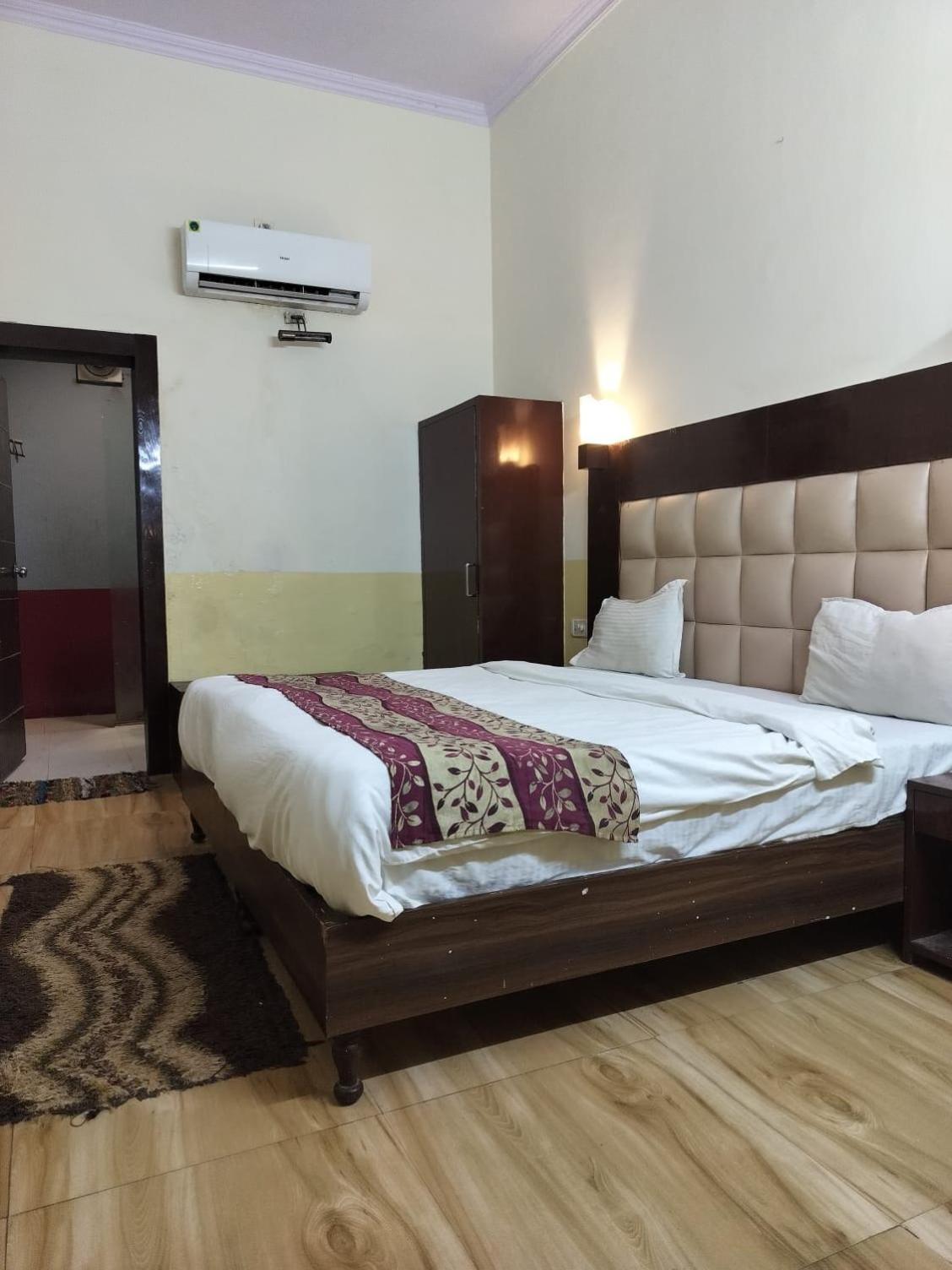 Hotel Whitehouse Ac Family Room Агра Экстерьер фото