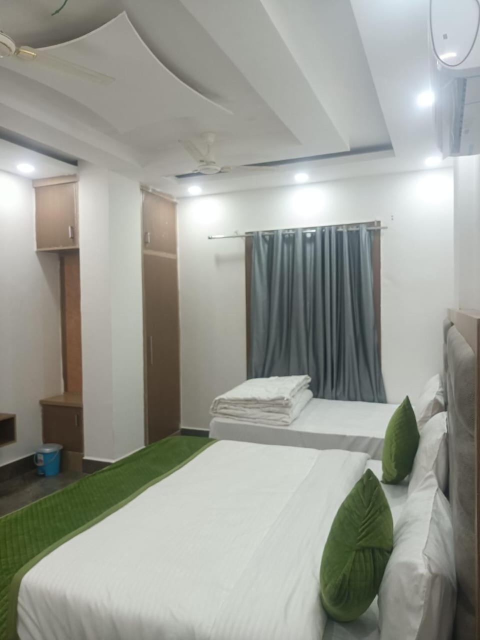 Hotel Whitehouse Ac Family Room Агра Экстерьер фото