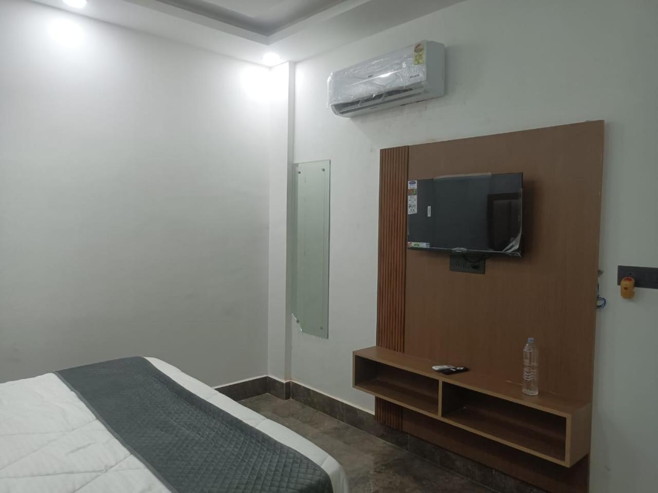 Hotel Whitehouse Ac Family Room Агра Экстерьер фото